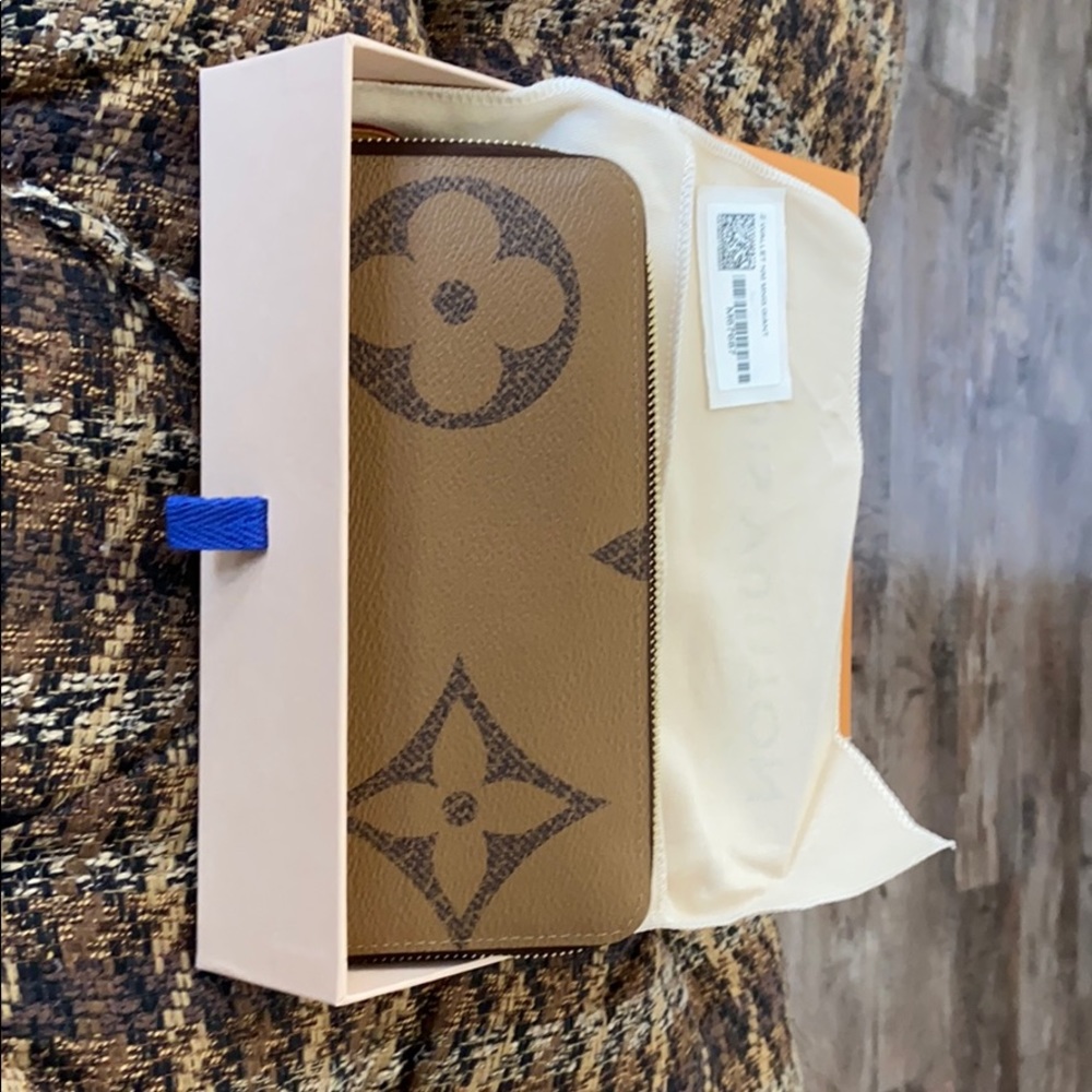 Louis Vuitton giant monogram zippy wallet